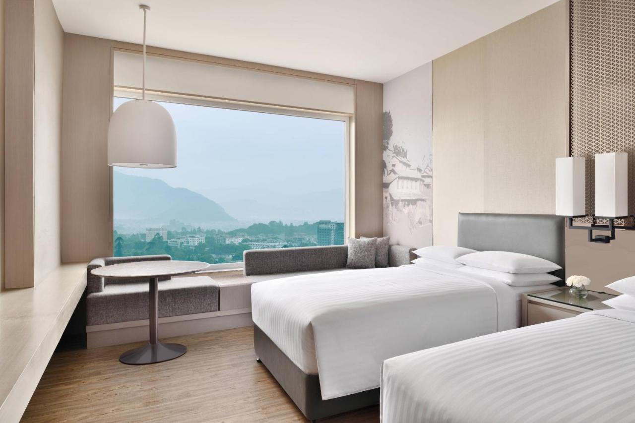 Kathmandu Marriott Hotel Buitenkant foto